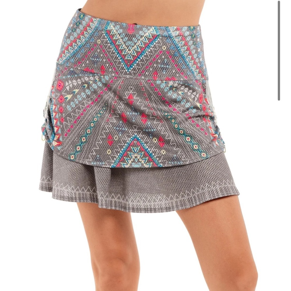 WOMEN'S LUCKY IN LOVE DESERT‎ VIBES RUCHED SKORT SIZE LARGE